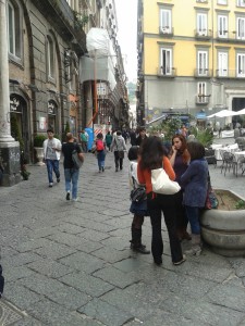 persone in dialogo
